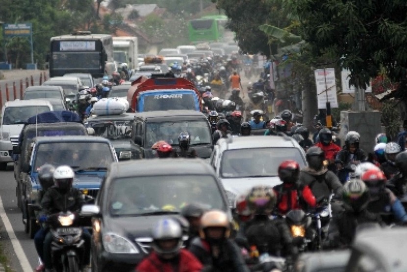 Pantura Padat. Kendaraan padat merayap di Lohbener, Jawa Barat, Jumat (25/7). Memasuki H-3 lalu-lintas jalur Pantura padat dan dibeberapa titik padat merayap dan didominasi kendaraan bermotor. H-3 ini diperkirakan menjadi puncakmudik lebaran tahun ini. 