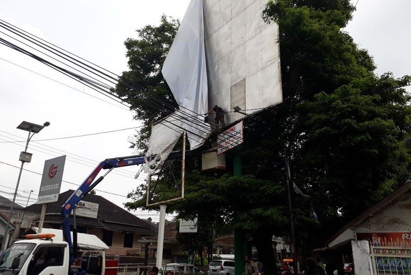 Panwaslu Kota Sukabumi dan petugas gabungan menertibkan alat perag kampanye (APK) billboard calon wali Kota Sukabumi yang melanggar aturan, Sabtu (3/3)