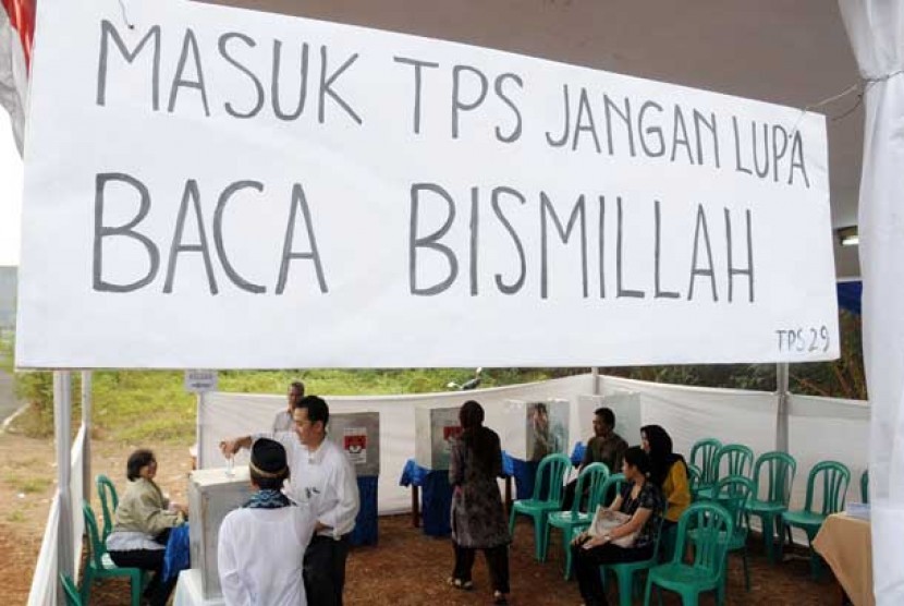 Papan berisi pesan untuk membaca Bismillah sebelum masuk TPS terpampang di TPS 29 Batuampar, Condet, Jakarta Timur, Kamis (20/9).