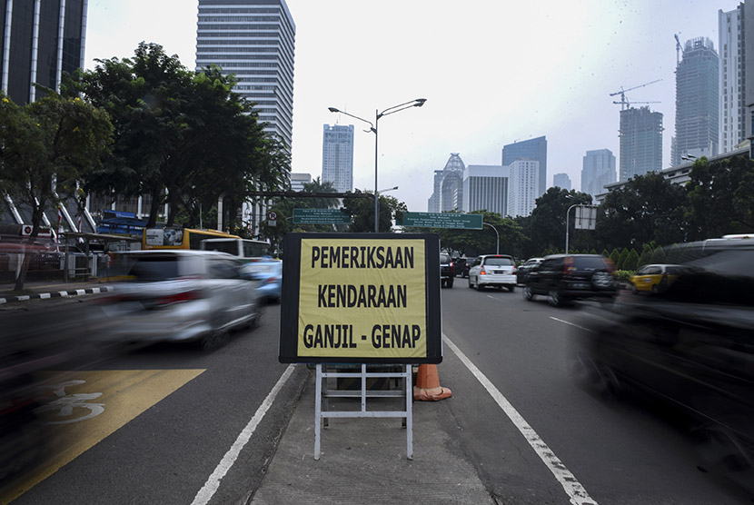 Papan bertulisakan pemeriksaan kendaraan ganjil-genap diletakan di kawasan pembatasan lalu lintas ganjil-genap di sekitar Bundaran Senayan, Jakarta, Selasa (30/8).