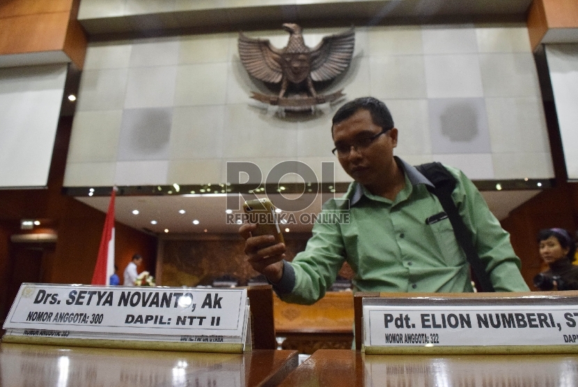 Papan bertuliskan nama Setya Novanto kembali dipasang di jajaran kursi Anggota di ruang sidang paripurna, Kompleks Parlemen, Jakarta, Kamis (17/12). 