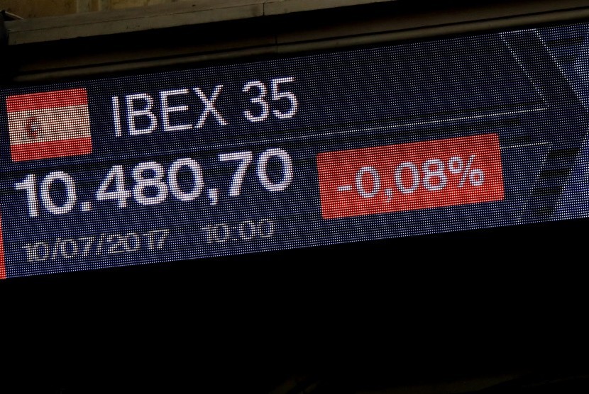  Papan elektronik menunjukan perkembangan bursa pasar modal Spanyol, IBEX, di Burse Efek Madrid, Spanyol.