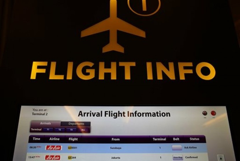 Papan informasi penerbangan di Bandara Changi Singapura menunjukkan tanda 'tanya maskapai' untuk Air Asia QZ 8501 Surabaya-Singapura 