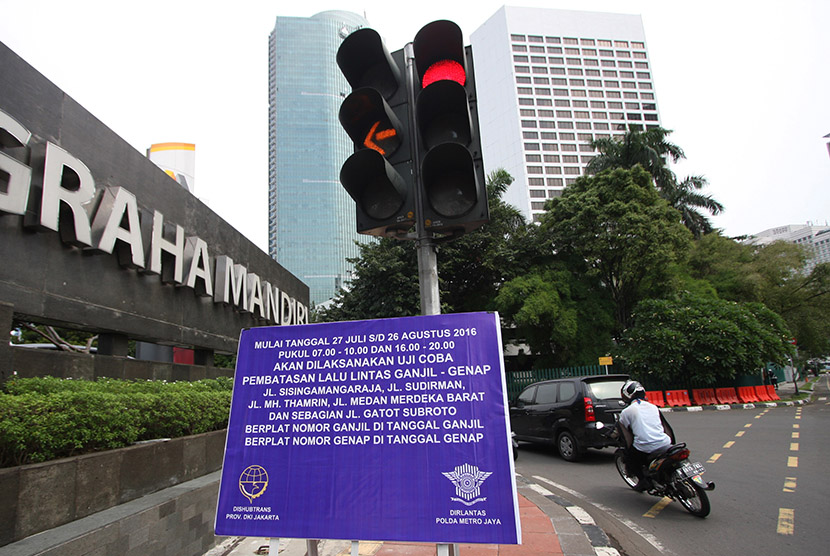 Papan informasi uji coba penerapan sistem lalu lintas plat Ganjil Genap terpampang di Jalan Underpas Dukuh Atas, Sudirman