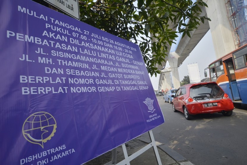 Papan informasi uji coba penerapan sistem lalu lintas plat Ganjil Genap terpampang di kawasan Blok M - Senayan, Jakarta, Selasa (26/7).