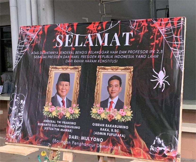 Papan karangan bunga satir buatan BEM FISIP Unair untuk pelantikan Presiden Prabowo Subianto dan Wapres Gibran Rakabuming Raka, serta Presiden ke-7 RI Joko Widodo (Jokowi).