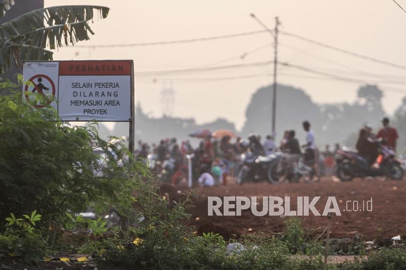 Papan larangan untuk memasuki kawasan lahan proyek Tol Cijago Seksi III terpasang di Tanah Baru, Kota Depok, Jawa Barat, Ahad (5/9/2021).