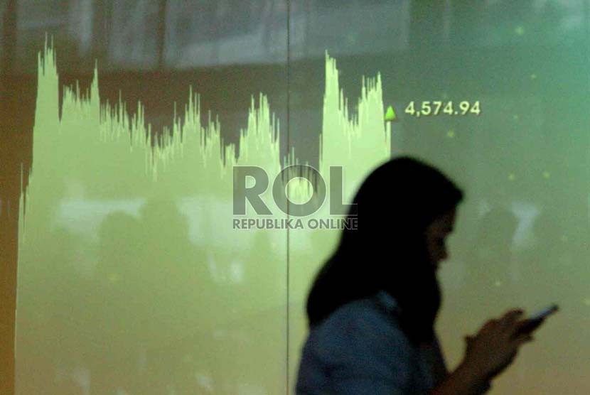 Papan layar menunjukan harga saham di Bursa Efek Indonesia