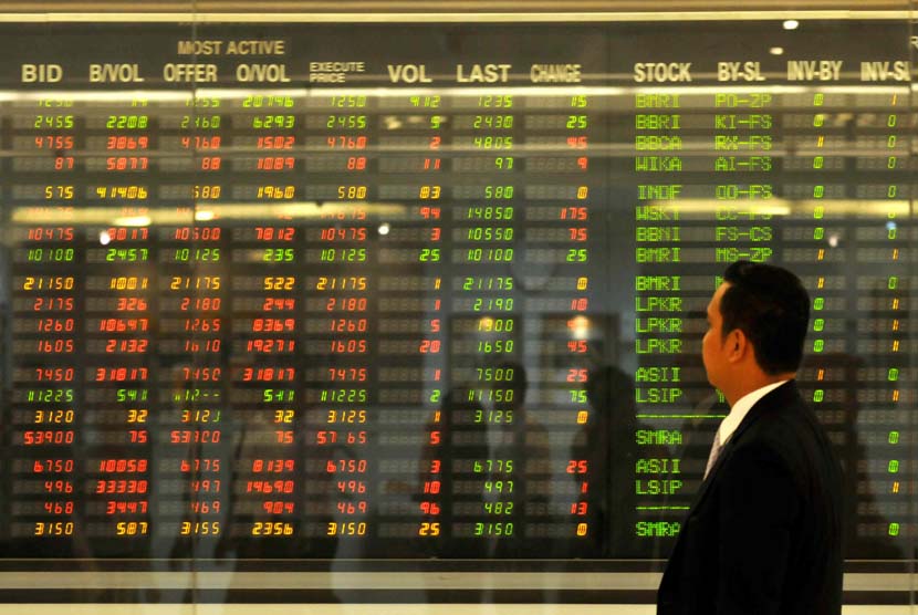 Papan monitor lebar menunjukan pergerakan harga saham di Jakarta, Senin (16/6).