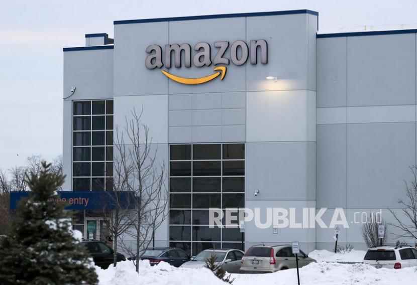 Papan nama Amazon berada di atas salju di gudang Amazon di Waukegan, Illinois, AS. Amazon berencana menutup toko buku elektronik Kindle di China pada tahun depan.