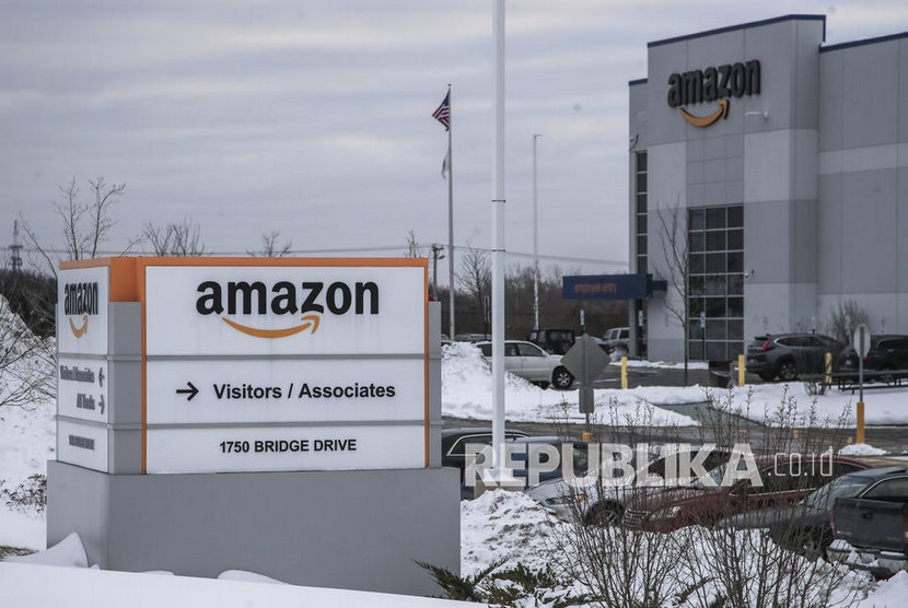Papan nama Amazon berada di atas salju di gudang Amazon di Waukegan, Illinois, AS. Amazon dikabarkan lebih tertarik pada pengembangan artificial intelligence (AI) atau kecerdasan buatan yang tumbuh cukup tajam usai pandemi dengan menggandakan investasi untuk sektor tersebut. 