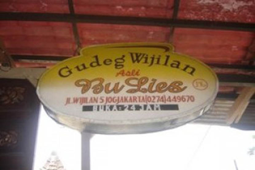 Papan nama Gudeg Bu Lies di Jalan Wijilan, Yogyakarta.