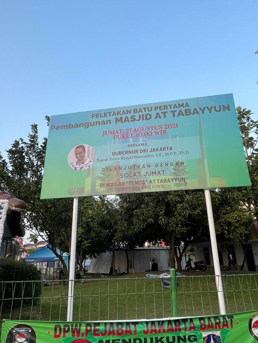 Papan nama peletakan batu pertama Masjid Att Tabayyun di Kedoya, Jakarta Barat.