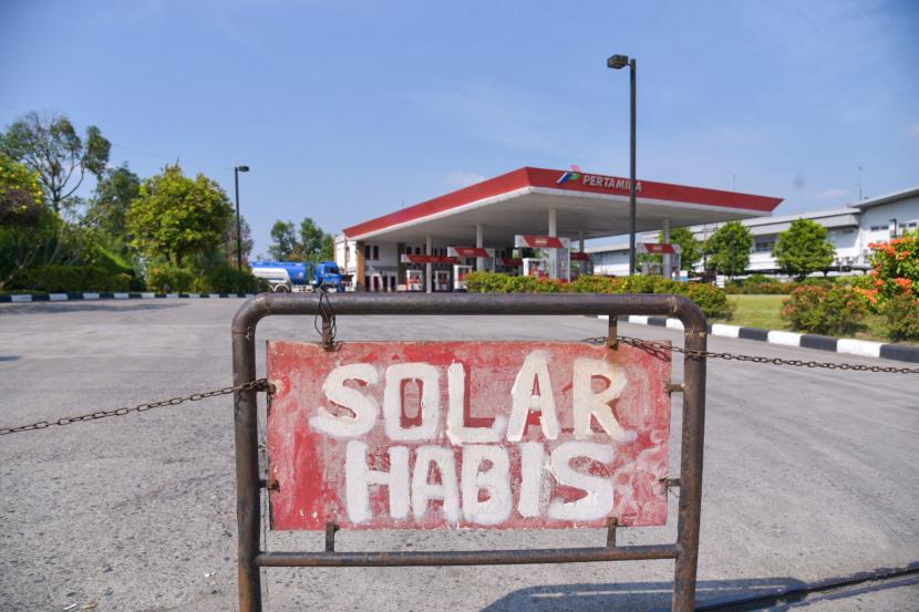 Papan penanda Bahan Bakar Minyak (BBM) solar habis terpasang di SPBU (ilustrasi). Antrean kendaraan untuk mengisi bahan bakar minyak (BBM) biosolar di beberapa Stasiun Pengisian Bahan Bakar (SPBU) di wilayah Kota Bengkulu.