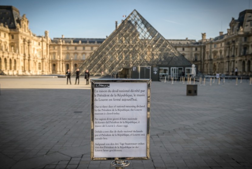 Papan pengumuman bertuliskan penutupan Museum Louvre terkait serangan teror yang terjadi di Paris, (13/11), dan menewaskan lebih dari 120 orang.