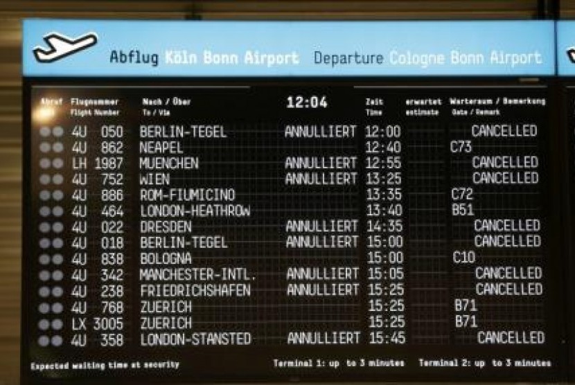 Papan pengumuman penerbangan di Bandara Jerman (Ilustrasi).