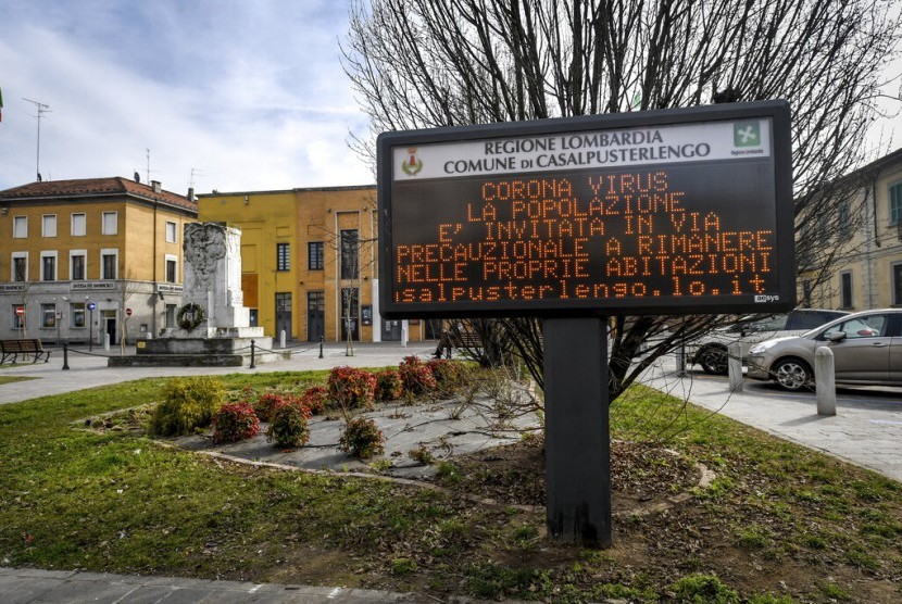 Papan pengumuman menyampaikan imbauan pada warga di Casalpusterlengo, Italia, untuk beraktivitas di rumah menyusul peningkatan infeksi virus corona di negara tersebut.(Claudio Furlan/Lapresse via AP)