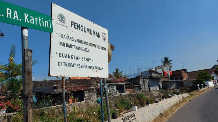 Papan peringatan dan larangan agar tidak membuang sampah di badan maupun bantaran sungai yang bermuara di danau Rawapening, di Jalan RA Kartini, wilayah Desa Bejalen, Kecamatan Ambarawa, Kabupaten Semarang.