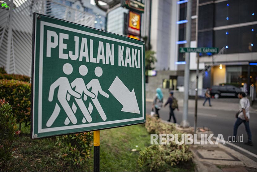 Papan petujuk untuk pejalan kaki terpasang di kawasan Transit Oriented Development (TOD), Jalan Sudirman, Jakarta. Sepanjang 2020, Pemprov DKI Jakarta hanya membangun 4 kilometer trotoar.