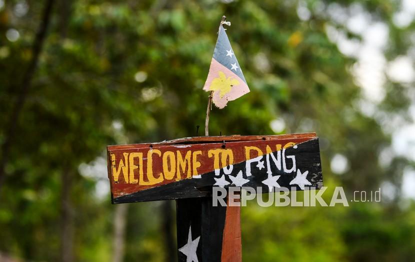 Papan petunjuk perbatasan milik Papua New Guinea di zona netral Pos Lintas Batas Negara (PLBN) Terpadu di Distrik Sota, Kabupaten Merauke, Papua, Jumat (15/10/2021).
