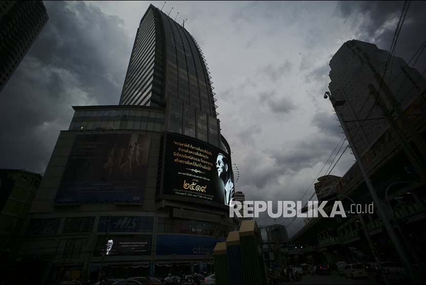 Papan reklame elektronik menayangkan foto mendiang Raja Bhumibol Adulyadej di Bangkok.