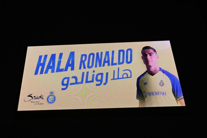  Papan reklame penyambutan pemain sepak bola Portugal Cristiano Ronaldo di luar stadion Mrsool Park di mana Ronaldo akan dihadirkan, di Riyadh, Arab Saudi, Selasa (3/1/2023).Cristiano Ronaldo akan diperkenalkan di stadion Mrsool Park pada Selasa (3/1/2023). setelah dia menandatangani kontrak untuk Al-Nassr FC hingga 2025. 