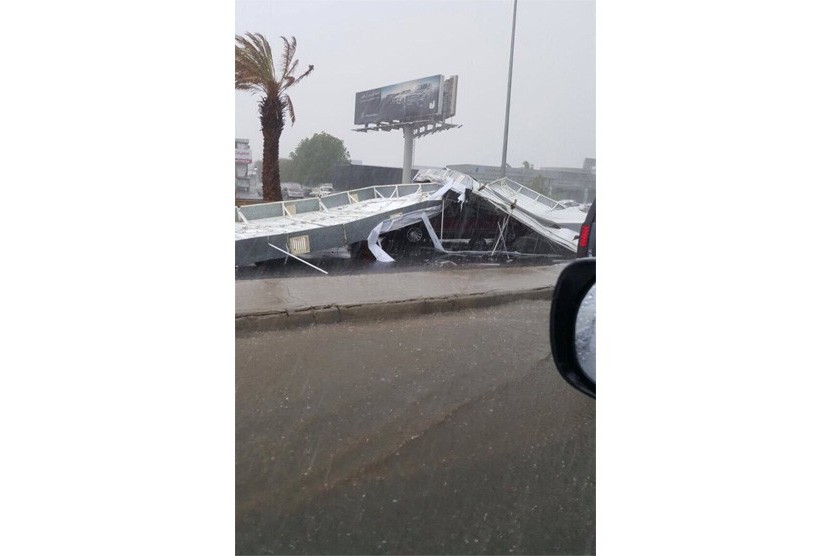 Papan reklame rubuh akibat hujan deras dan angin kencang yang melanda Jeddah, Arab Saudi. 