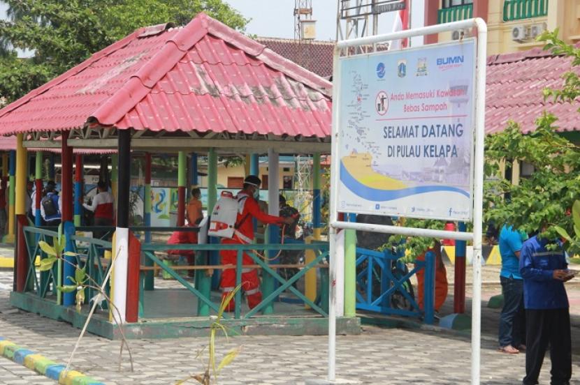 Papan selamat datang di Pulau Kelapa, Kecamatan Kepulauan Seribu Utara, Kabupaten Kepulauan Seribu, Provinsi DKI Jakarta.