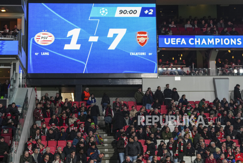 Papan skor di Phillips Stadion, Eindhoven, menunjukkan skor kemenangan Arsenal atas PSV pada leg pertama babak 16 besar Liga Champions, Rabu (5/3/2025) dini hari WIB, 