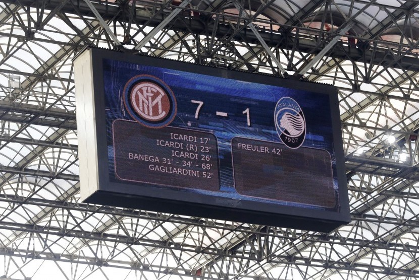 Papan skor menunjukkan kemenangan Inter Milan lawan Atalanta dalam pertandingan di Stadium San Siro, Milan, Italia, (12/3).