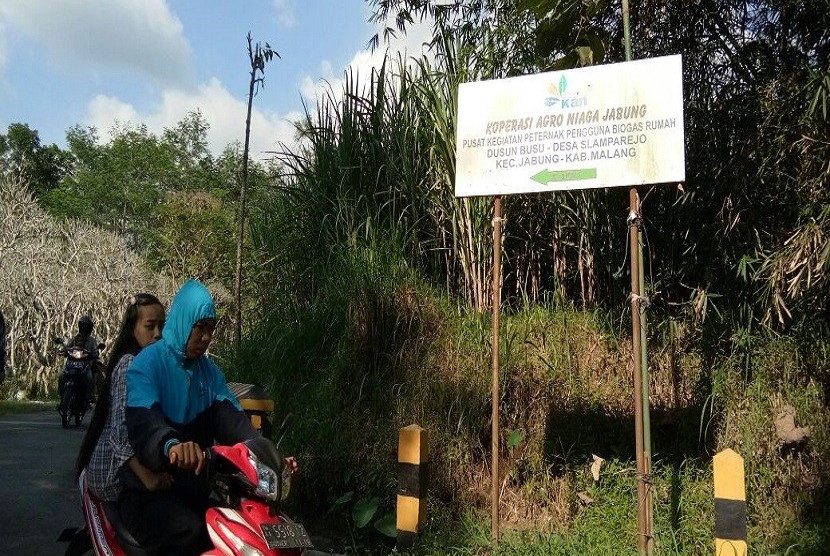 Papan yang dibuat KAN Jabung tentang desa yang dihuni peternak sapi perah yang kini memanfaatkan biogas.