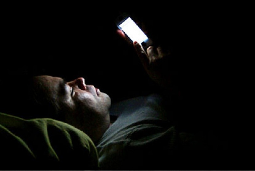 Paparan cahaya dari smartphone bisa meningkatkan rasa lapar dan menurunkan rasa kantuk pada malam hari. 