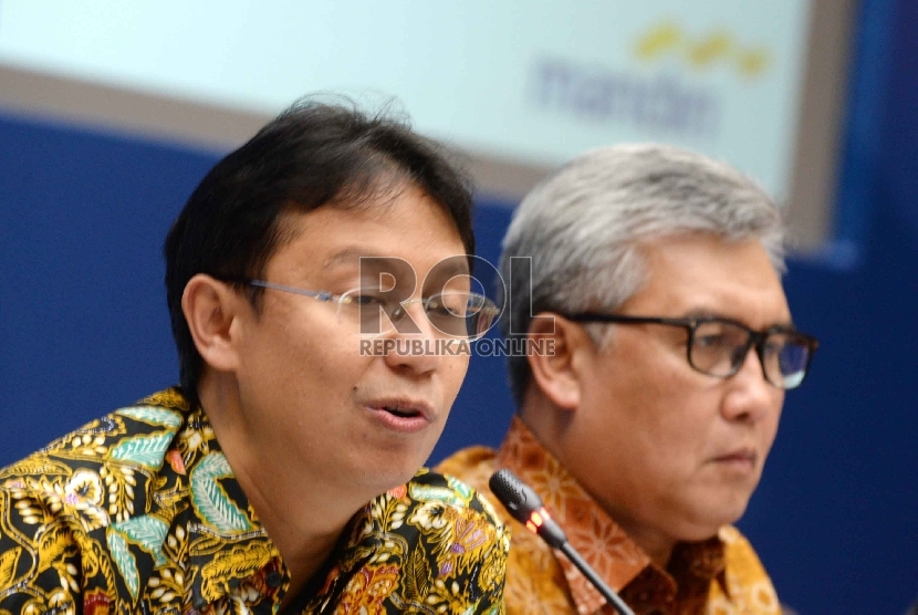 Paparan Kinerja 2014: CEO Bank Mandiri Budi G. Sadikin (kiri), dan Deputy Group CEO Riswinandi saat penyampaian paparan publik kinerja triwulan IV-2014 di Plaza Mandiri Jakarta, Rabu (11/2). 