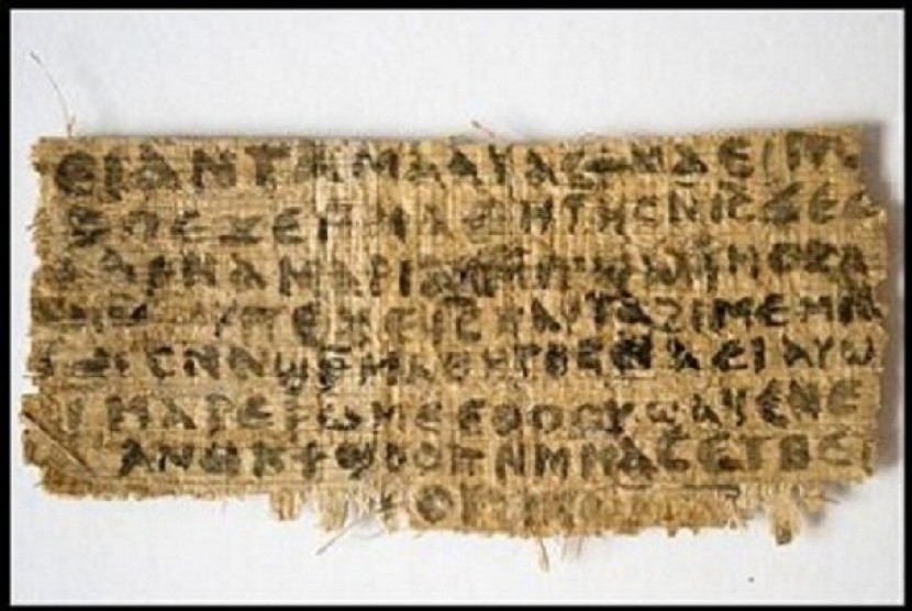 Papirus kuno berbahasa Mesir Kuno.
