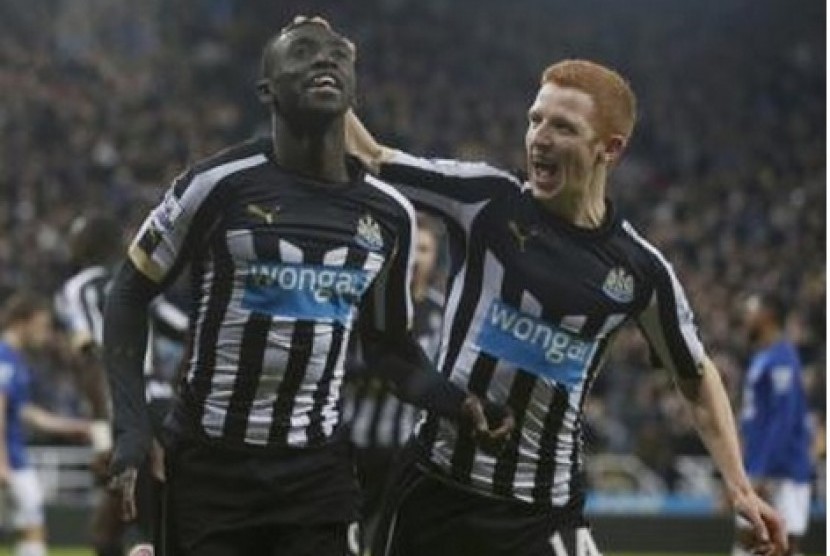 Papis Cisse merayakan golnya ke gawang Everton bersama Jack Colback, Ahad (28/12).