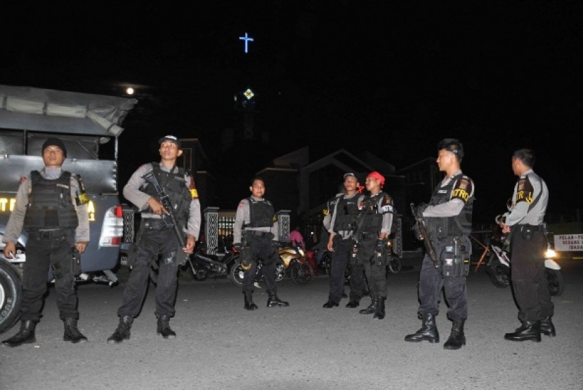 Papuan police guard a location in Mimika on Easter (illustration).