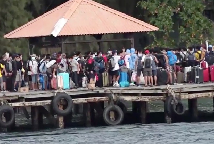 Para ABK WNI saat tiba di Pulau Sebaru Kecil, Kepulauan Seribu, Jakarta