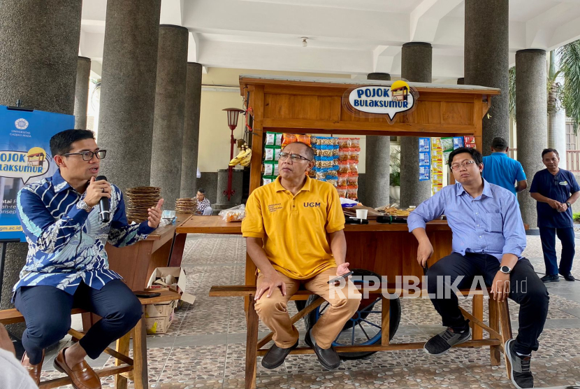 Para akademisi Universitas Gadjah Mada (UGM) mengkritisi kinerja 100 hari pemerintahan Prabowo-Gibran dalam diskusi Pojok Bulaksumur yang digelar di Selasar Tengah Gedung Pusat UGM, Jumat (7/2/2025).