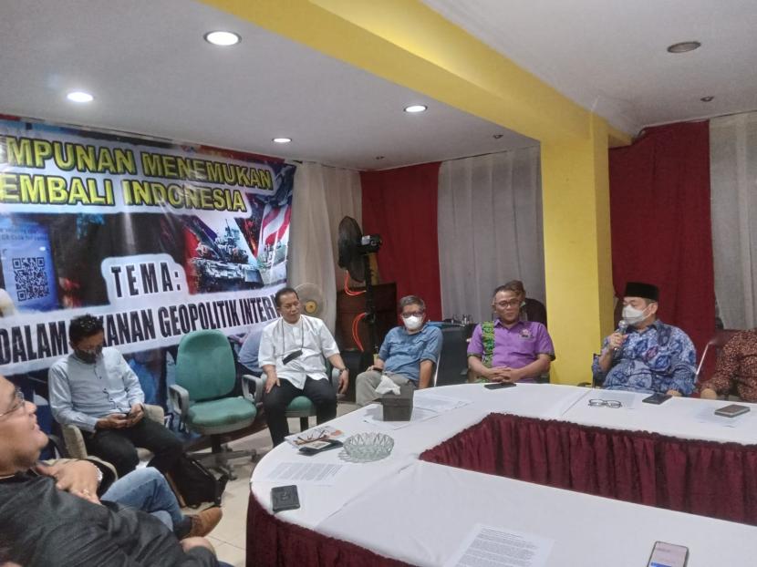 Para aktivis prodemokrasi berkumpul di wadah Perhimpunan Menemukan Kembali Indonesia (PMKI).