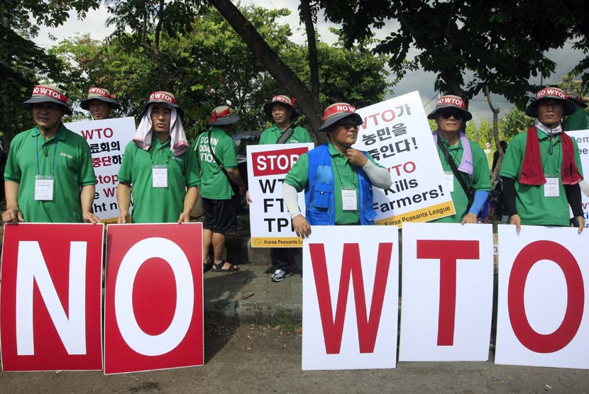 Para aktivis berunjuk rasa memprotes pertemuan Konferensi Tingkat Menteri Organisasi Perdagangan Dunia (WTO) di Denpasar, Bali, Selasa (3/12).   (AP/ Firdia Lisnawati)