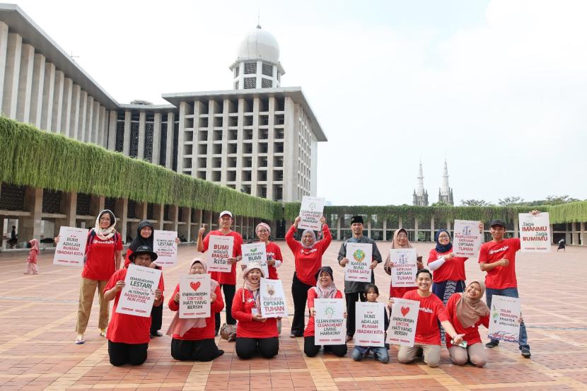 Para aktivis jaringan Greenfaith Indonesia turut menyambut kedatangan Paus Fransiskus di Indonesia.