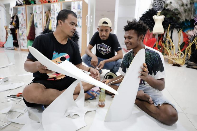 Para aktivis Papua Youth Creative Hub (PYCH) menunjukkan kreativitasnya dengan mendesain dan memproduksi busana yang akan ditampilkan dalam acara Papua Street Carnival.