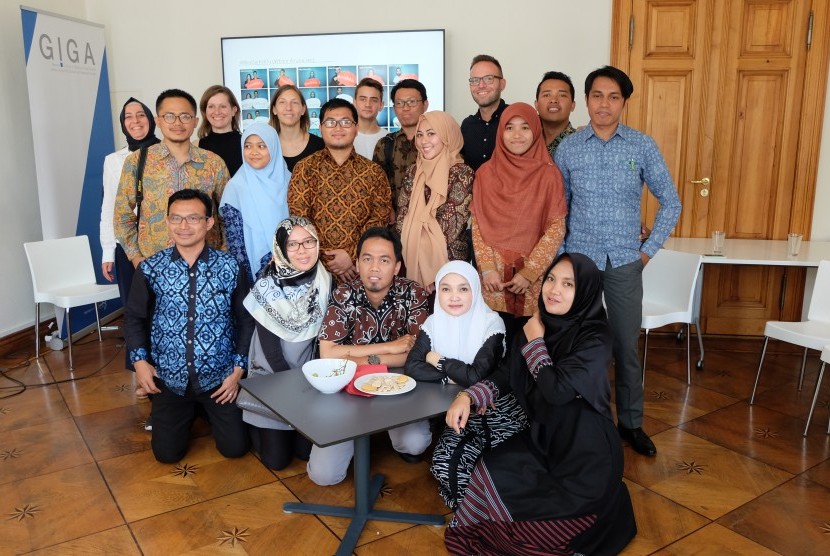 Para aktivis penggerak Young Islam Conference (JIK) berfoto bersama para intelektual muda Indonesia yang mengikuti program Life of Muslims in Germany 2018 di Berlin, Jerman, Kamis (19/6). 