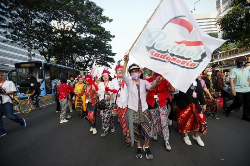 Para aktivis perempuan Indonesia yang tergabung dalam Pertiwi Indonesia dan Perempuan Berkebaya Indonesia mendorong agar kebaya dinobatkan UNESCO sebagai warisan budaya tak benda asal Indonesia. Mereka menyampaikan gagasannya melalui aksi jalan santai bertajuk CFD Berkebaya sepanjang Jalan Sudirman, Jakarta, Ahad (19/6/2022).