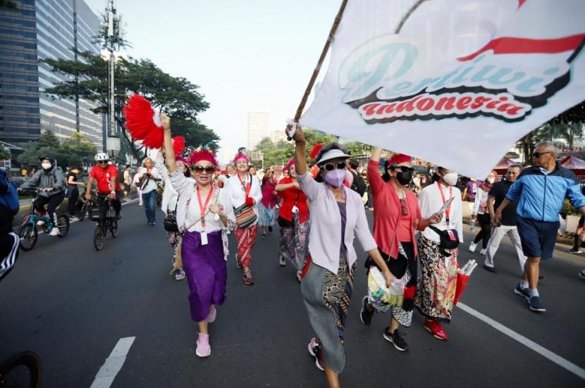 Para aktivis perempuan Indonesia yang tergabung dalam Pertiwi Indonesia dan Perempuan Berkebaya Indonesia mendorong agar kebaya dinobatkan UNESCO sebagai warisan budaya tak benda asal Indonesia. Mereka menyampaikan gagasannya melalui aksi jalan santai bertajuk CFD Berkebaya sepanjang Jalan Sudirman, Jakarta, Ahad (19/6/2022).