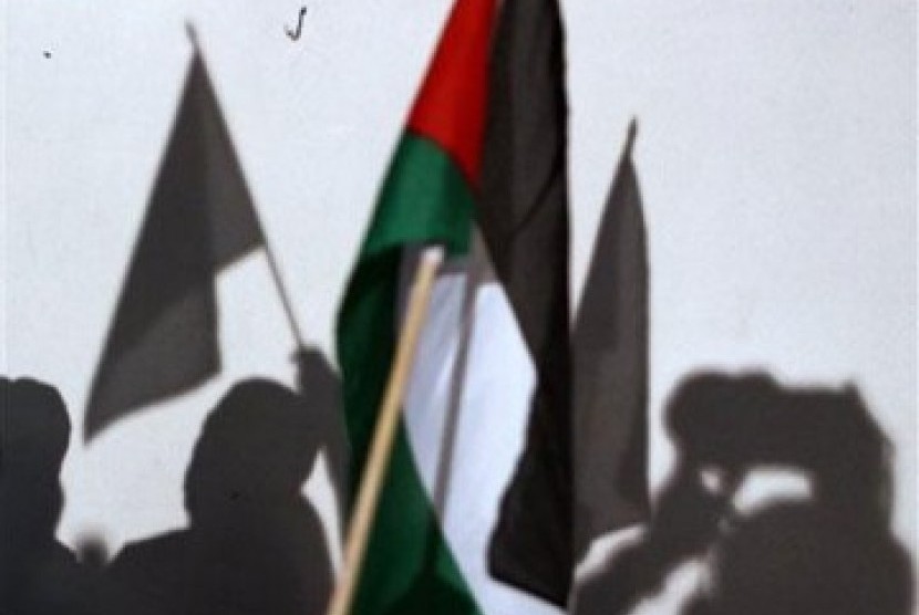 Para aktivis Viva Palestina mengibarkan bendera Palestina dalam konferensi pers di Kairo, Mesir.