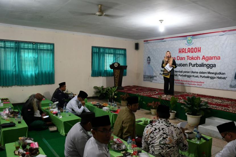 Para alim ulama dan pimpinan Pondok Pesantren di Kabupaten Purbalingga mengadakan Halaqoh/perkumpulan di Aula Pondok Pesantren Darussalam, Desa Cipawon, Kecamatan Bukateja, Selasa (27/12/22). 