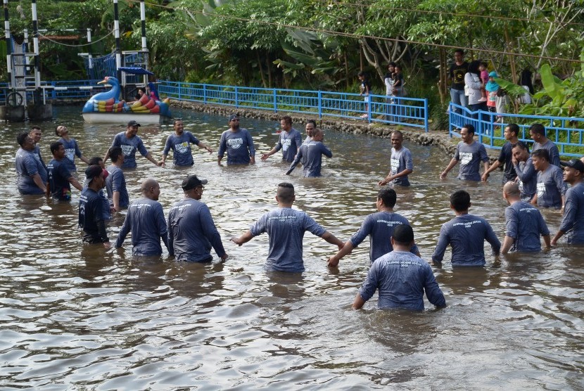 Para alumni SMA Muhammadiyah 1 Yogyakarta angkatan 2003 saat melakukan akitivitas outbound di kolam air di Kampung Flory Yogyakarta, Sabtu (20/4).