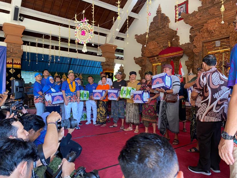 Para alumni UII berbaur dengan perwakilan warga dari 13 Banjair yang mendaoat santunan sosial dan pemeriksaan kesehatan gratis, di aula Banjar Segara Kuta, Kabuoatan Badung, (13/3 2023).