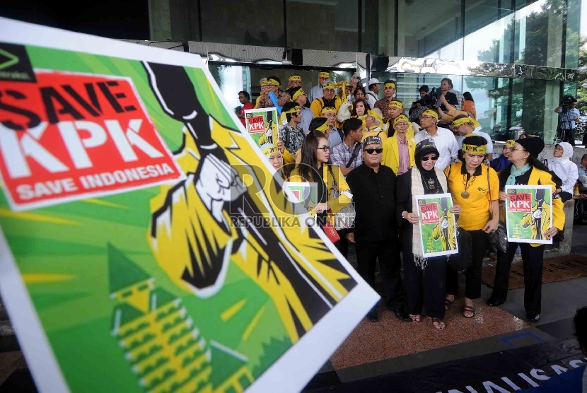 Para alumni Universitas Indonesia (UI) melakukan aksi mendukung KPK di halaman gedung KPK, Jakarta, Rabu (18/2).